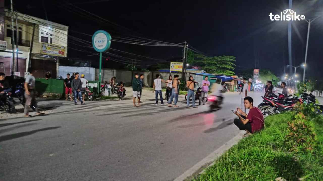 Aksi Blokade Jalan Depan UHO Oleh Pendukung Sepak Bola Piala Dunia 2022