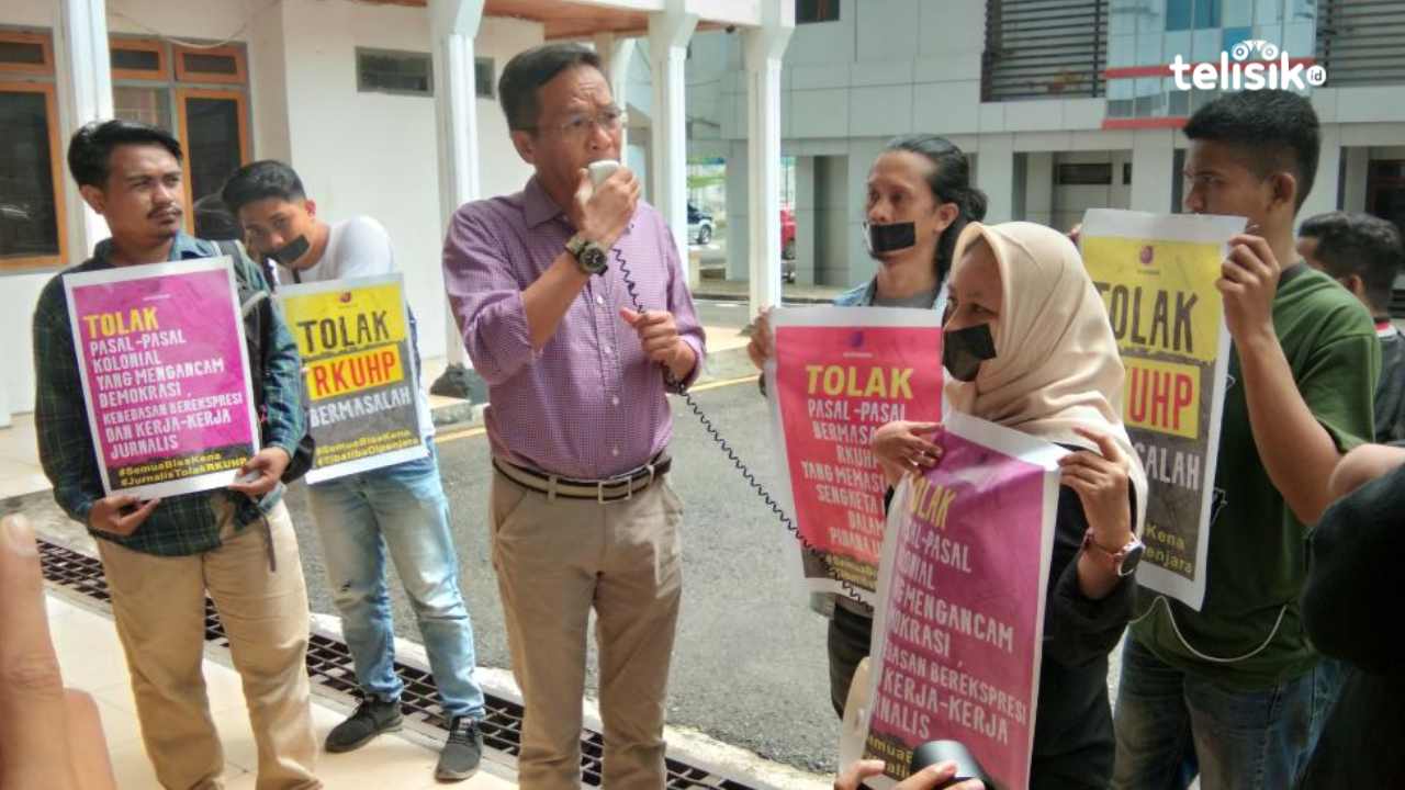 Aksi Tutup Mulut Jurnalis Tolak Pengesahan RKUHP Didukung DPRD Sulawesi Tenggara