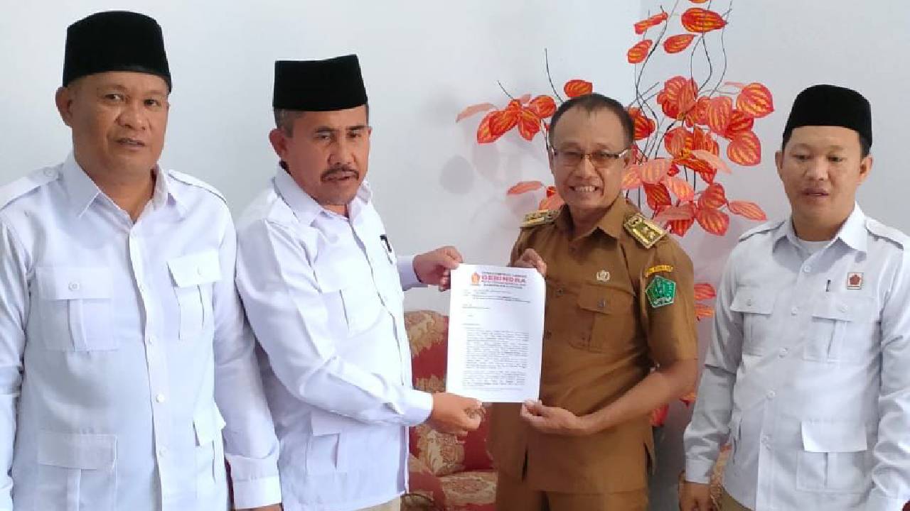 Gerindra Konawe Serahkan SK Pergantian Wakil Ketua DPRD Kadek Ray Sudiana