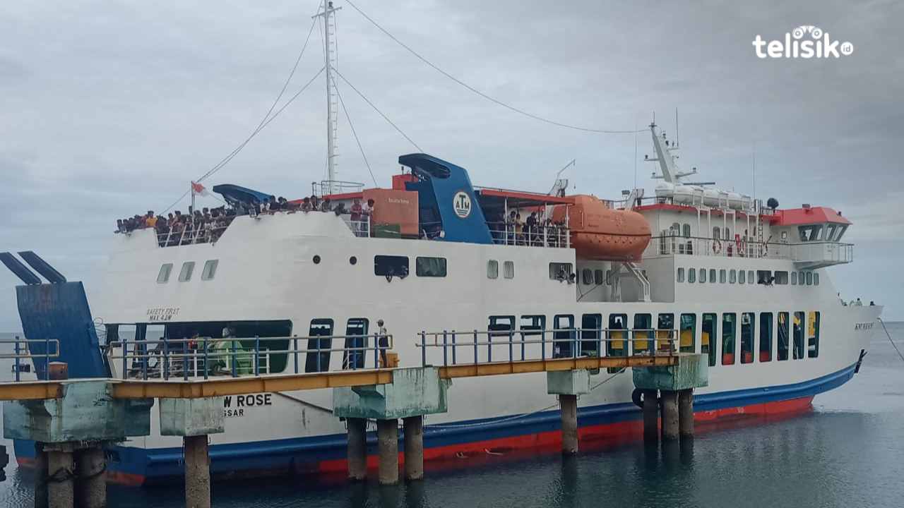KMP New Rose Rute Tobaku-Siwa Port Stay di Pelabuhan Tobaku Kolaka Utara
