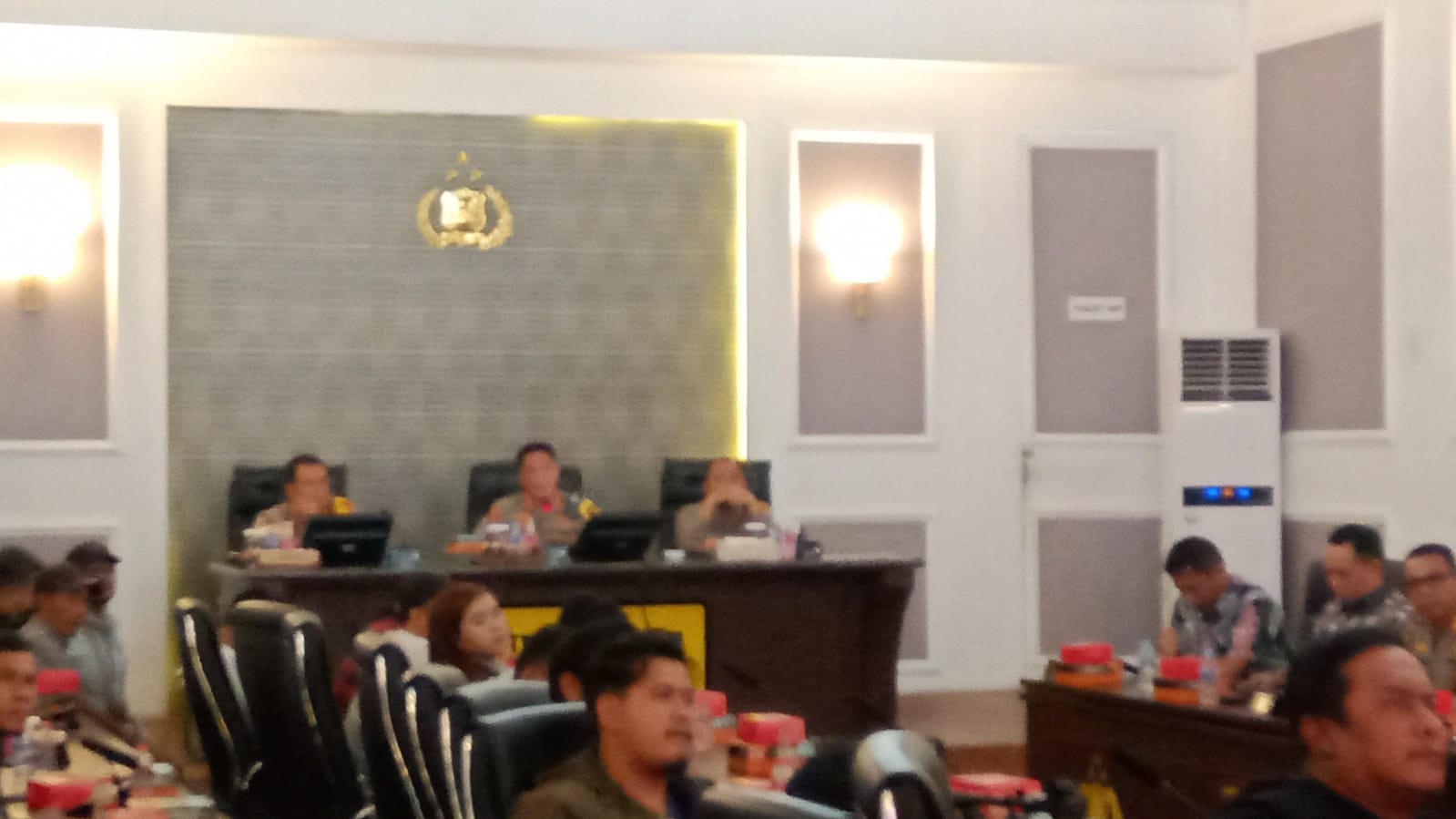 Polisi Jaga Pintu Keluar Masuk Kota Surabaya saat Pergantian Tahun Baru