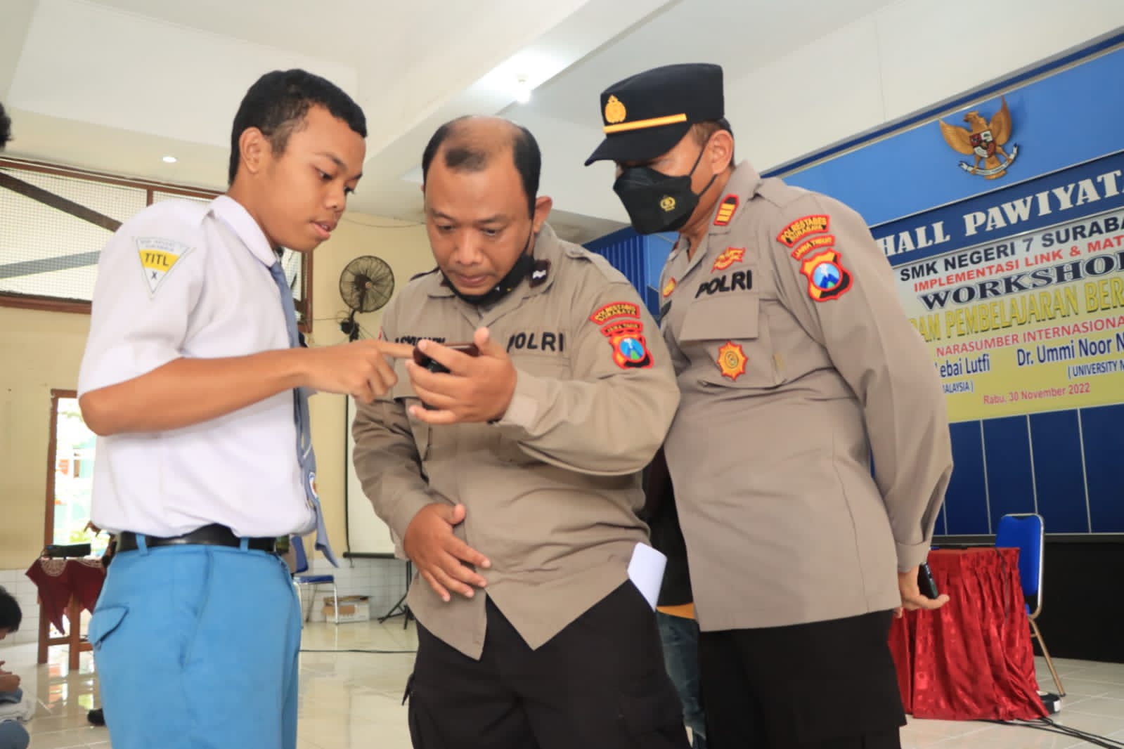 Polisi Periksa Ponsel Siswa Sekolah Antisipasi Marak Gangster di Surabaya