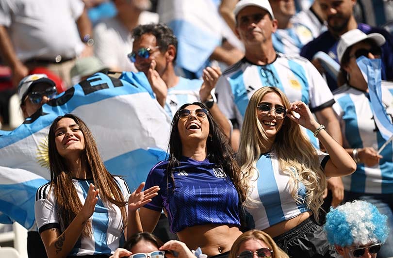 Viral: Suporter Cantik Argentina Telanjang Dada di Stadion Qatar