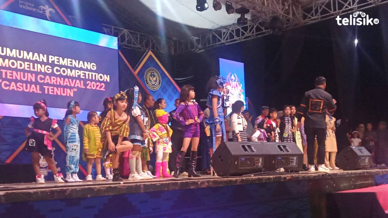 Wakatobi Pemenang Karnaval Sulawesi Tenggara Tenun Festival