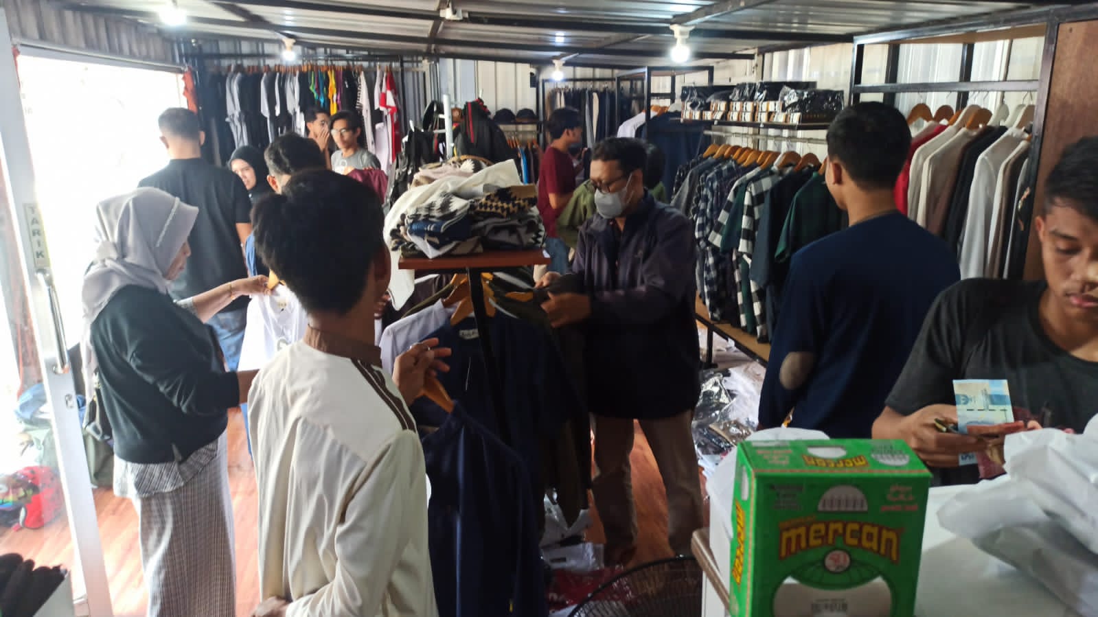 H-60 Ramadhan, Penjual Busana Muslim Mulai Ramai Pembeli