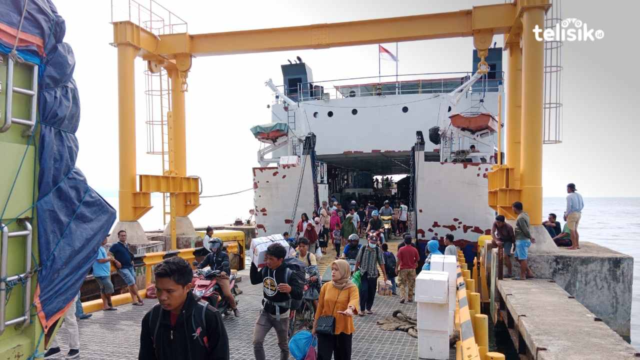 Kapal Kayu Ganti Peran Fery Penyeberangan Kendari-Langara yang Docking