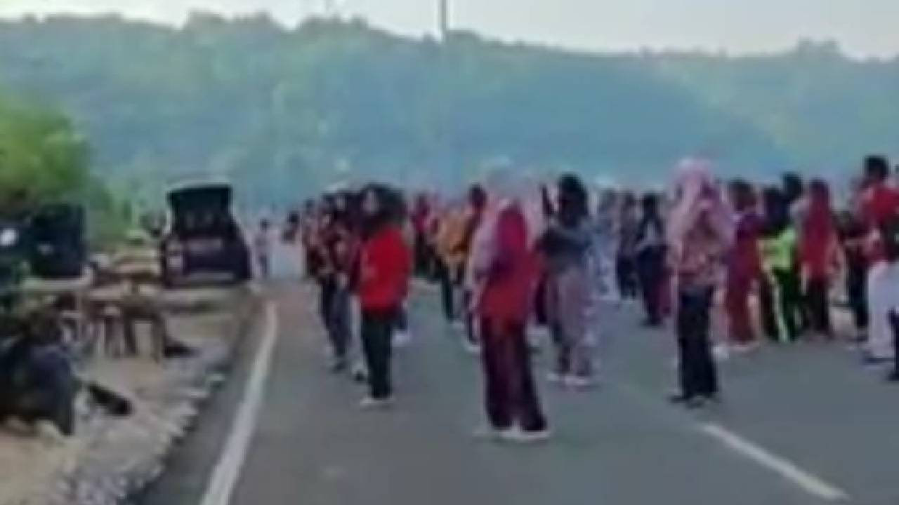 Sekelompok Warga Baubau Dikritik karena Senam di Tengah Jalan Umum