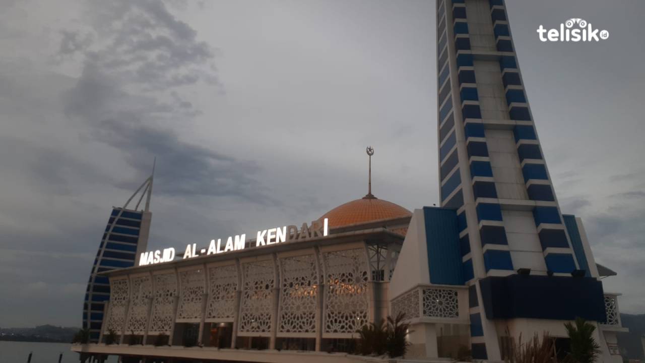 Suasana Senja di Masjid Al Alam, Bikin Lupa Pulang