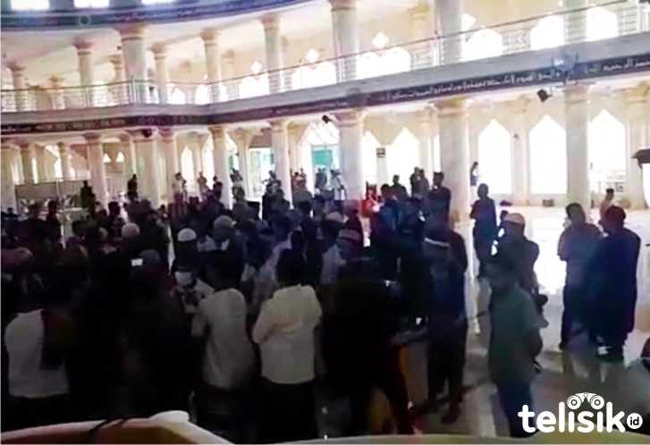 Jamaah Protes Larangan Beribadah di Masjid