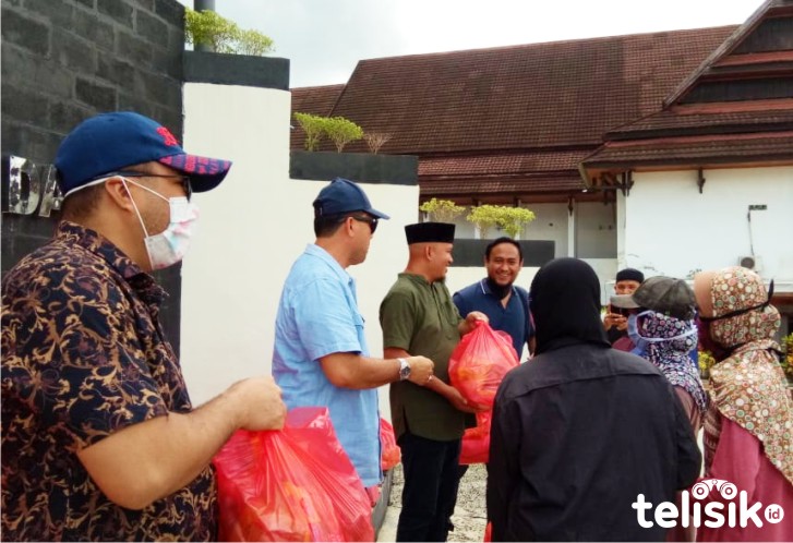 Komisi III DPRD Sultra Salurkan Sembako ke Warga