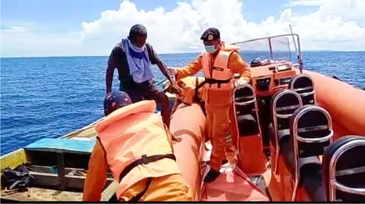 Mati Mesin, SAR Wakatobi Evakuasi Long Boat di Kapota