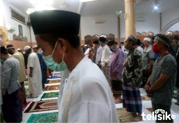 Dipadati Jemaah, Sejumlah Masjid Gelar Salat Id