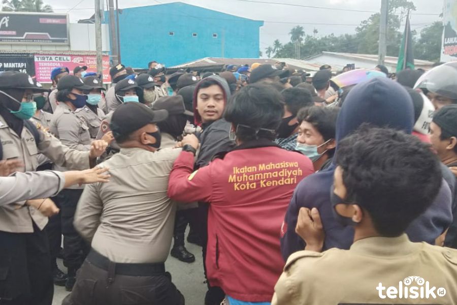 Gegara TKA China, Demonstran dan Pihak Keamanan Saling Dorong