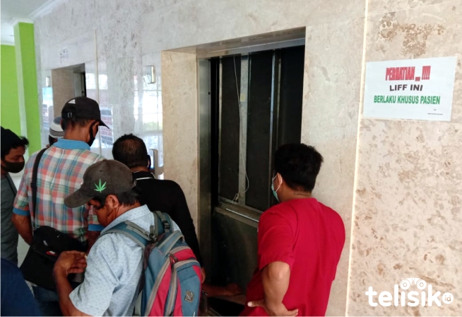 Perawat dan Pengunjung RS Raha Terjebak di Dalam Lift