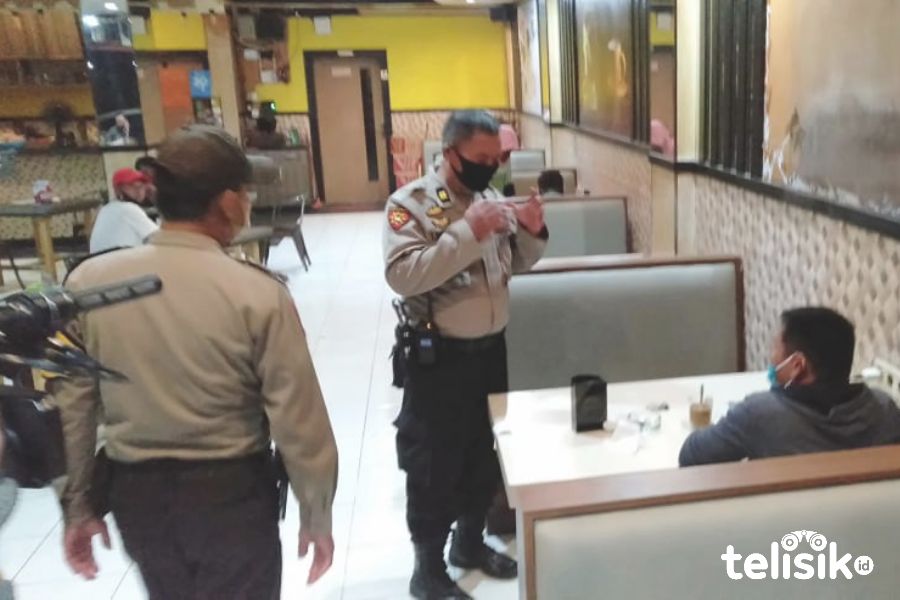 Polisi Patroli Dalam Mall, Pengunjung Diminta Patuhi Protokol COVID-19
