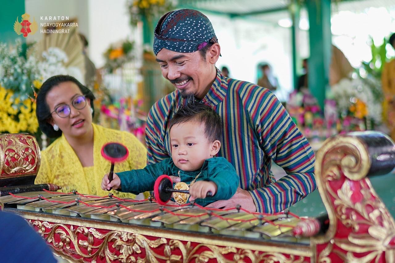 Porno tomosha qilish: Qiz birinchi marta spermani koradi