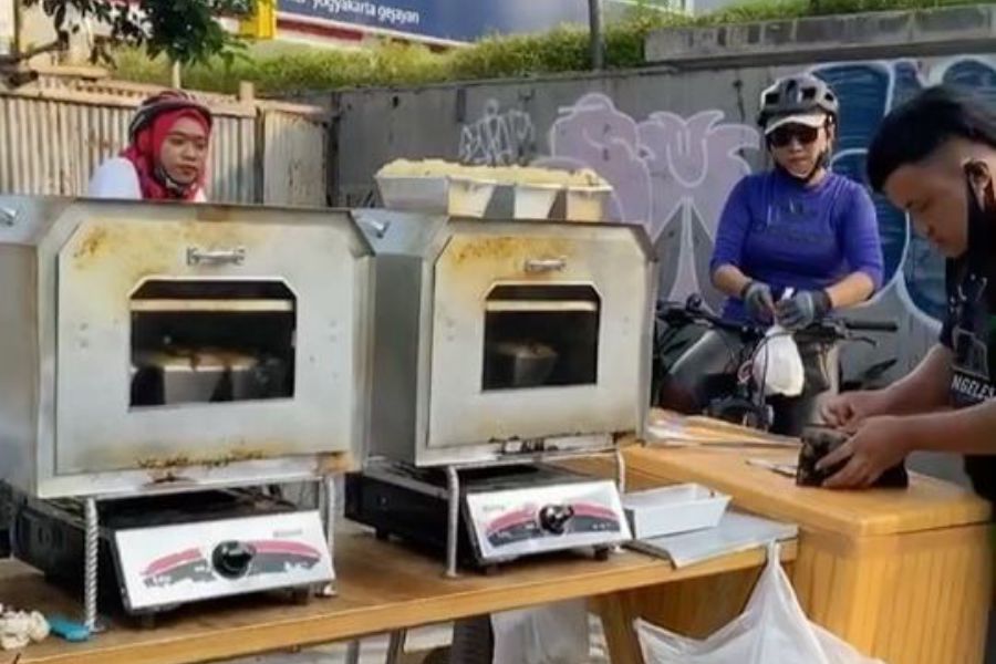 Kuliner Viral di Yogyakarta, Roti Panas Dipanggang di Depan Pembeli