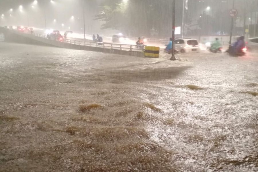 Hujan Tiga Jam, Sejumlah Ruas Jalan di Jakarta Tergenang Air