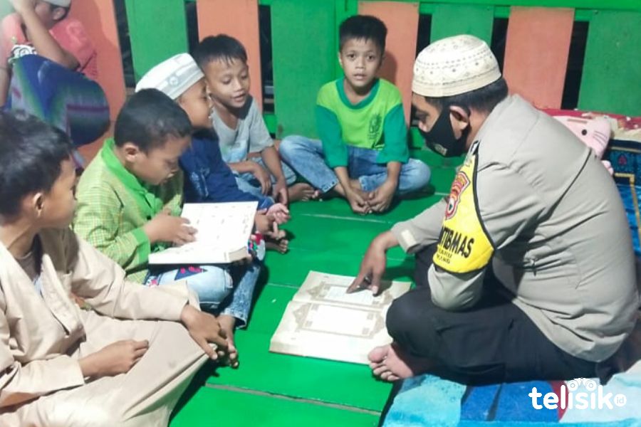 Polisi Ini Ajari Anak-anak Kurang Mampu Baca Al Quran dan Salat