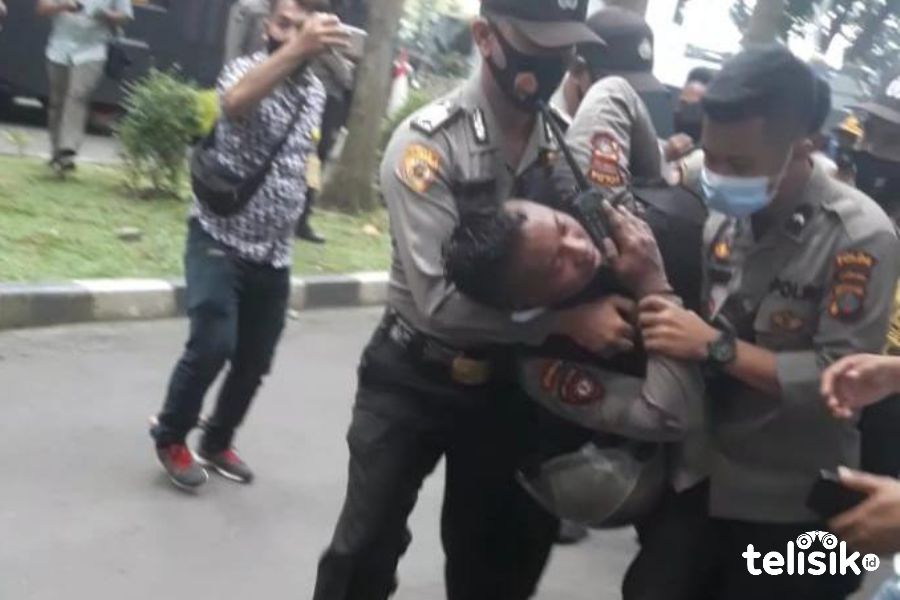 Aksi Demo Di Dprd Sumut Ricuh Polisi Luka Luka Telisik Id
