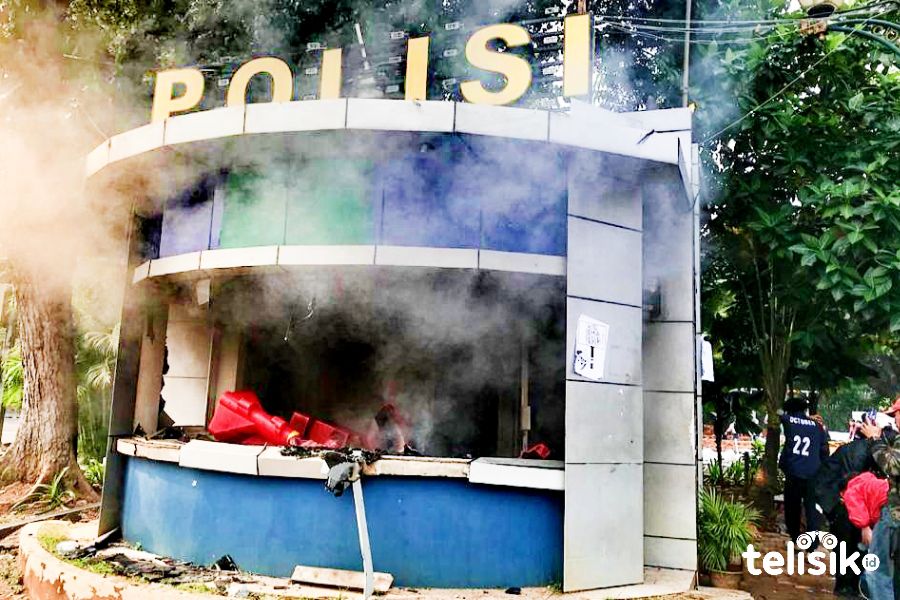 Demo di Istana Bentrok, Pos Polisi Depan Monas Dibakar Massa