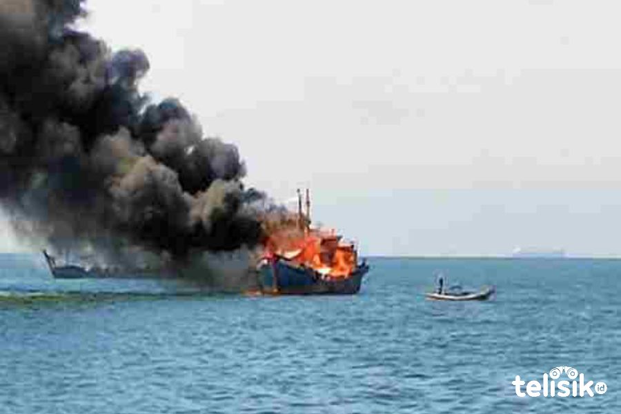Dua Unit Kapal Ikan Malaysia Dibakar di Sumut