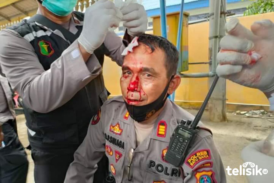 Kasat Sabhara Terluka Dilempar Batu oleh Demonstran di DPRD Batubara