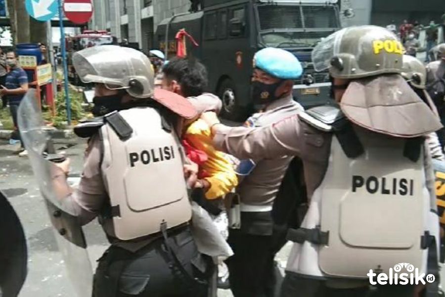 Pendemo Tolak UU Cipta Kerja di Medan Dipukuli Polisi