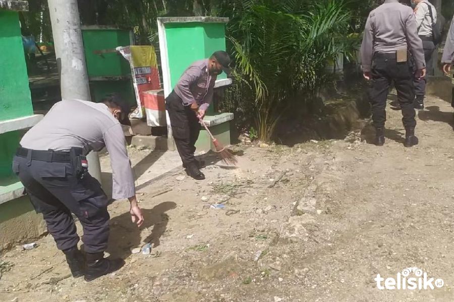 Usai Demo, Polres Kendari Bersihkan Batu di Sekitar DPRD