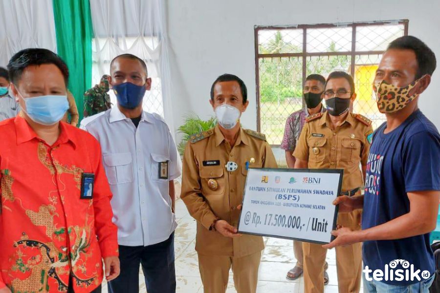 Warga Dapat Bantuan Rumah Swadaya, Plt Bupati Konsel Imbau Serius Membangun