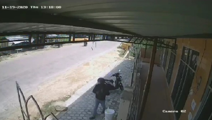 Seorang Pemuda Terekam CCTV saat Bobol Kotak Amal Mesjid