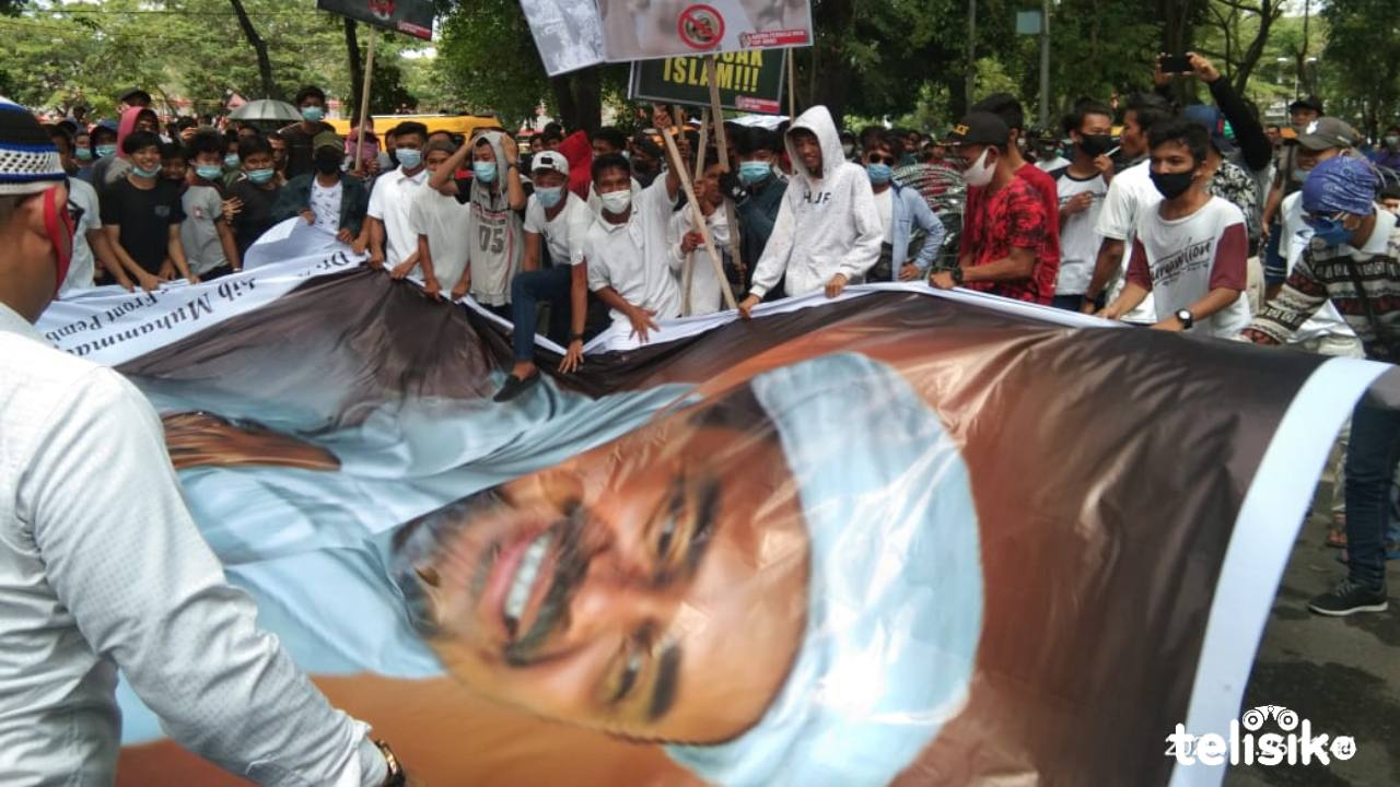 Tolak Kedatangan Habib Rizieq di Medan, Massa Bakar Gambar HRS
