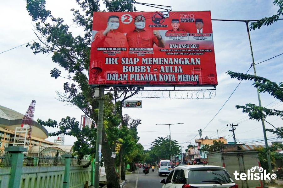 Warga Keluhkan Baliho Menantu Jokowi Berdiri di Atas Trotoar