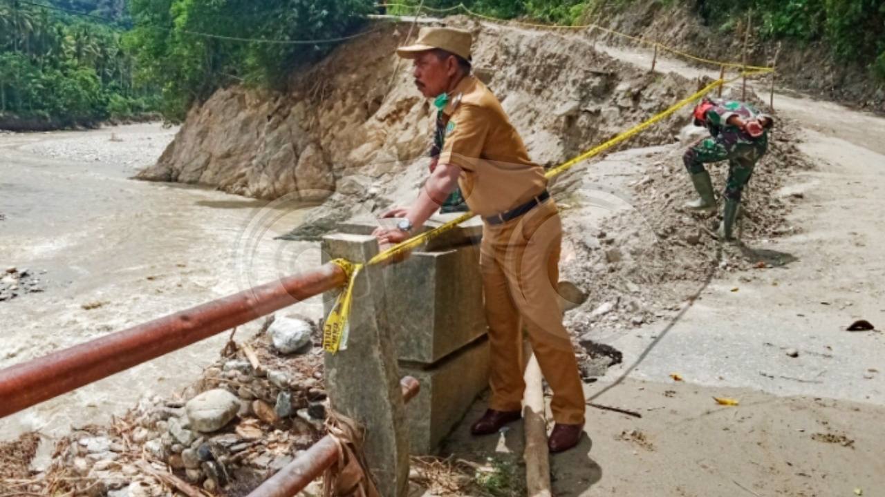 Bupati Kolaka Utara Tinjau Akses Jalan Pasca Dilanda Banjir Bandang