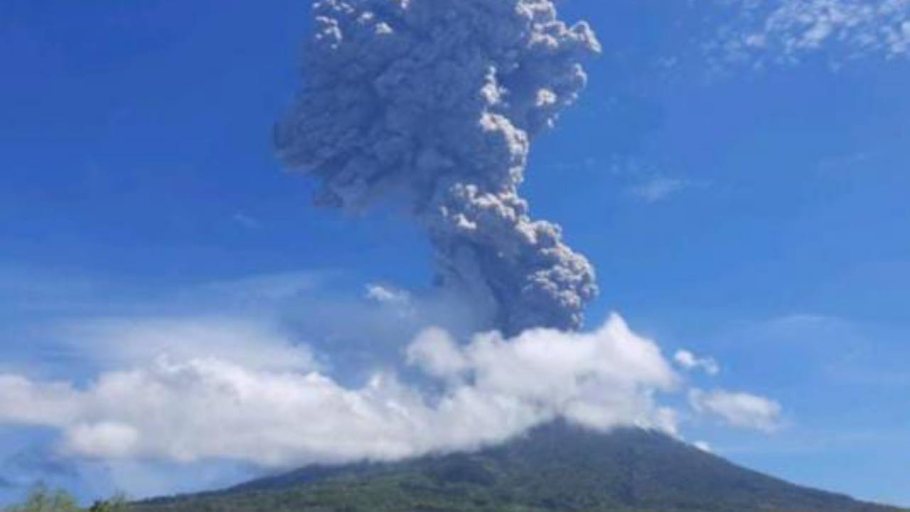 Gunung Ili Lewotolok Semburkan Abu Vulkanik Setinggi 200 Meter