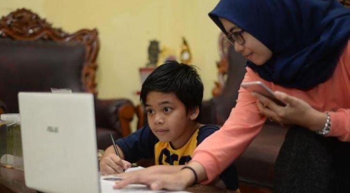 Orang Tua Siswa Mengaku Kewalahan Jadi Guru Dadakan Anak ...