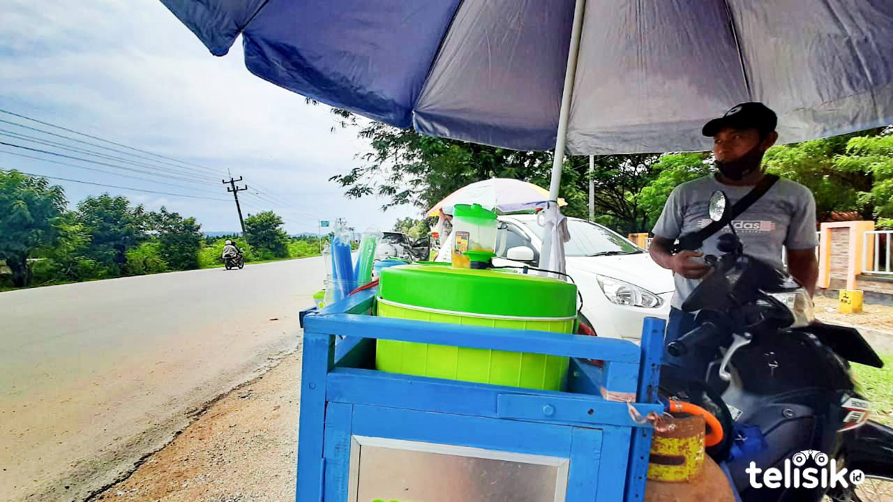 Penjual Siomay Keliling Curhat Susahnya Menjual saat Harga Ikan Mahal