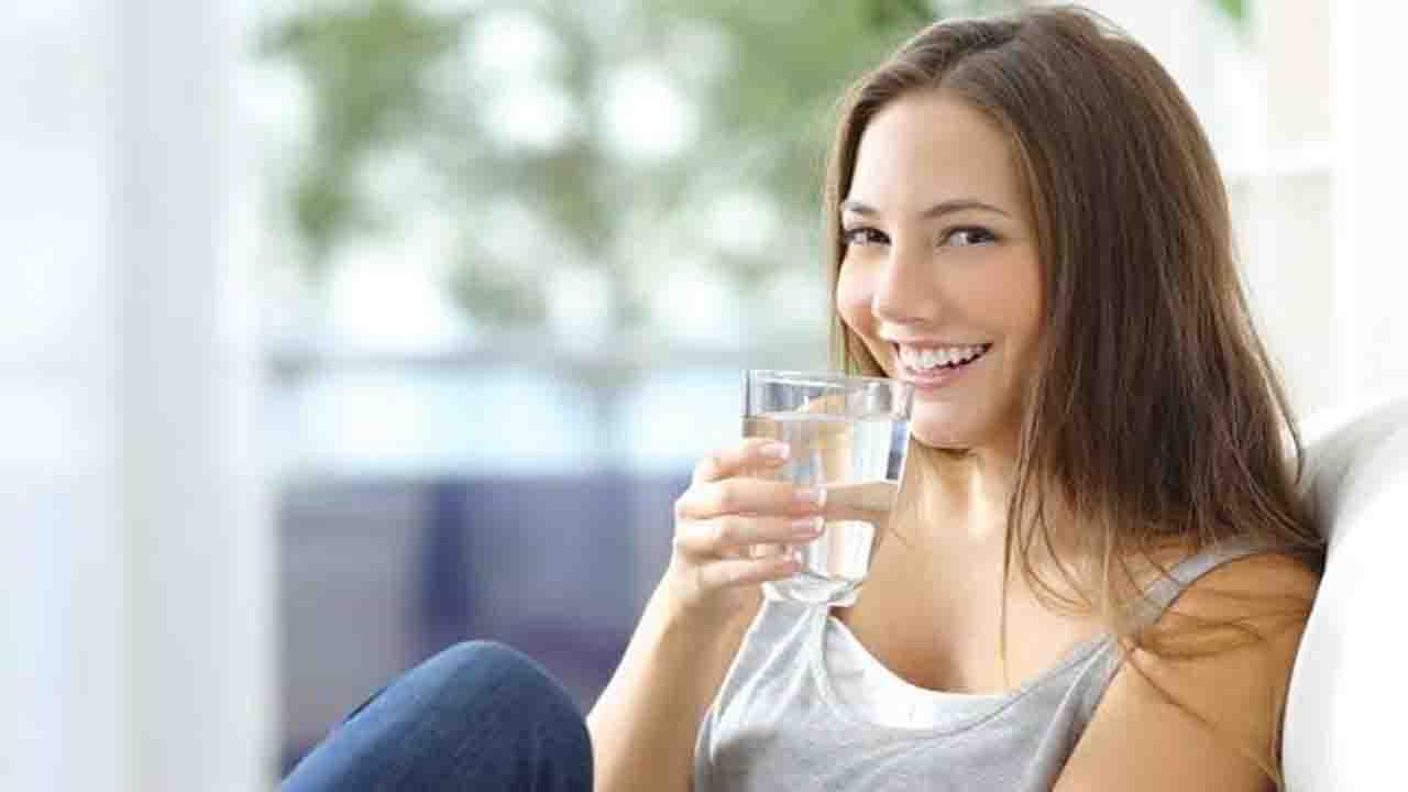 12 Manfaat bagi Kesehatan Rutin Konsumsi Air Putih - telisik.id