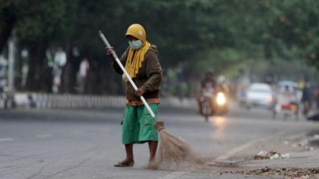 178 Petugas Penyapu Jalan DLHK Kendari Bersihkan Kota Subuh Hari