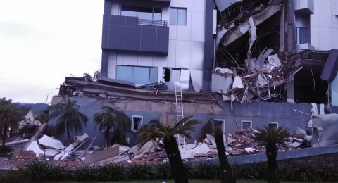 6 Orang Dikabarkan Terjebak Reruntuhan Gedung Rumah Sakit di Mamuju