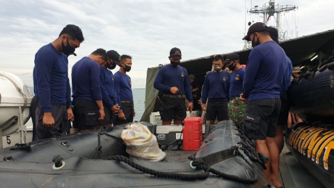 Bantu Pencarian Korban Sriwijaya Air, Marinir Kerahkan Denjaka dan Taifib