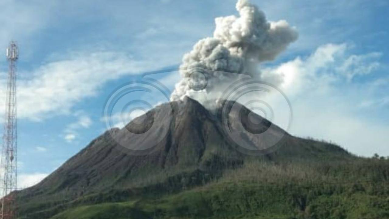 Gunung Sinabung Kembali Erupsi, Abu Vulkanik Tebal Sekira 700 Meter di Atas Puncak