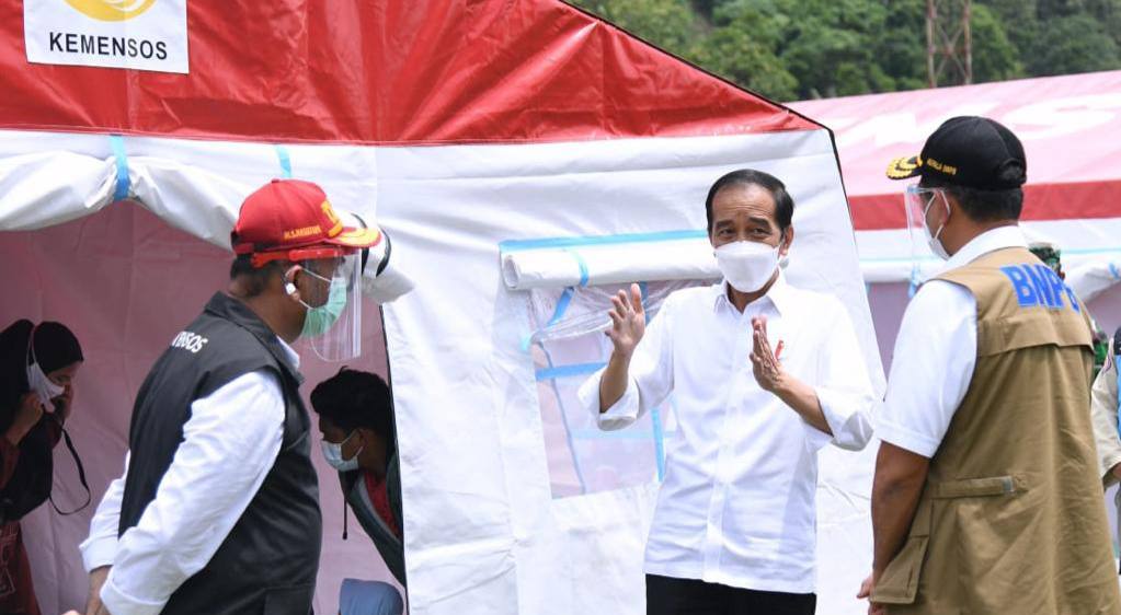 Jokowi Kunjungi Posko Pengungsian Korban Gempa Mamuju