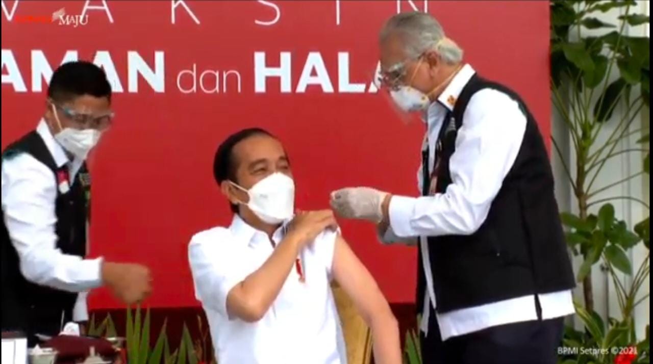 Orang Pertama Disuntik Vaksin COVID-19, Jokowi: Enggak Terasa Sama Sekali