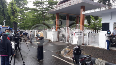 Pasca Dijemput KPK, Rujab Gubernur Sulsel Dikerumuni Wartawan