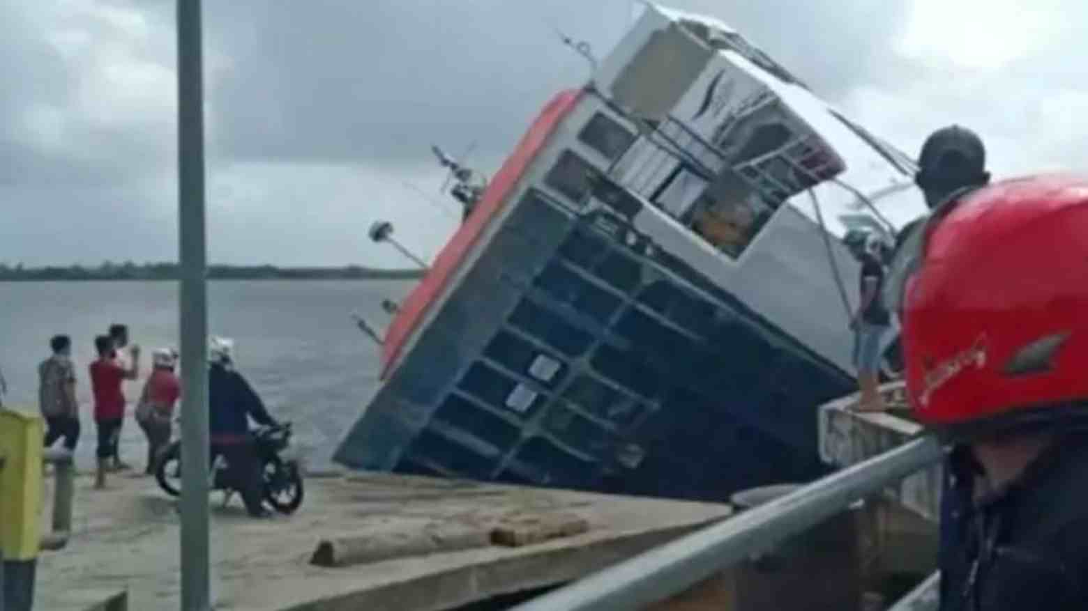 Kapal Ferry Terbalik di Dermaga Perigi Piai, Warga Teriak Histeris