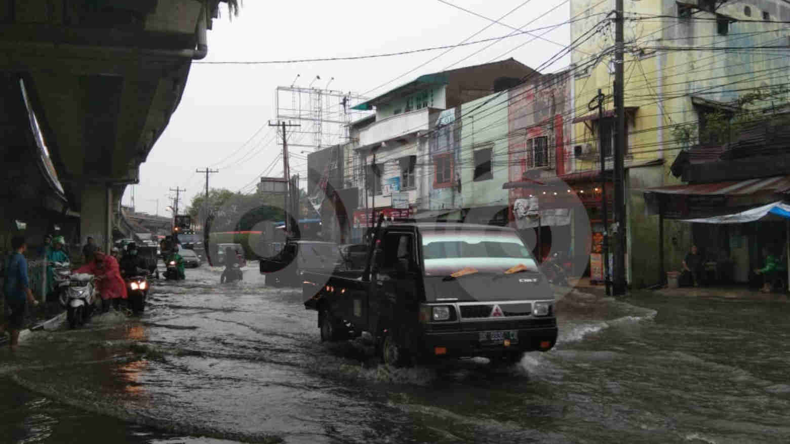 Diguyur Hujan Deras, Lalu Lintas di Medan dan Deli Serdang Macet Total