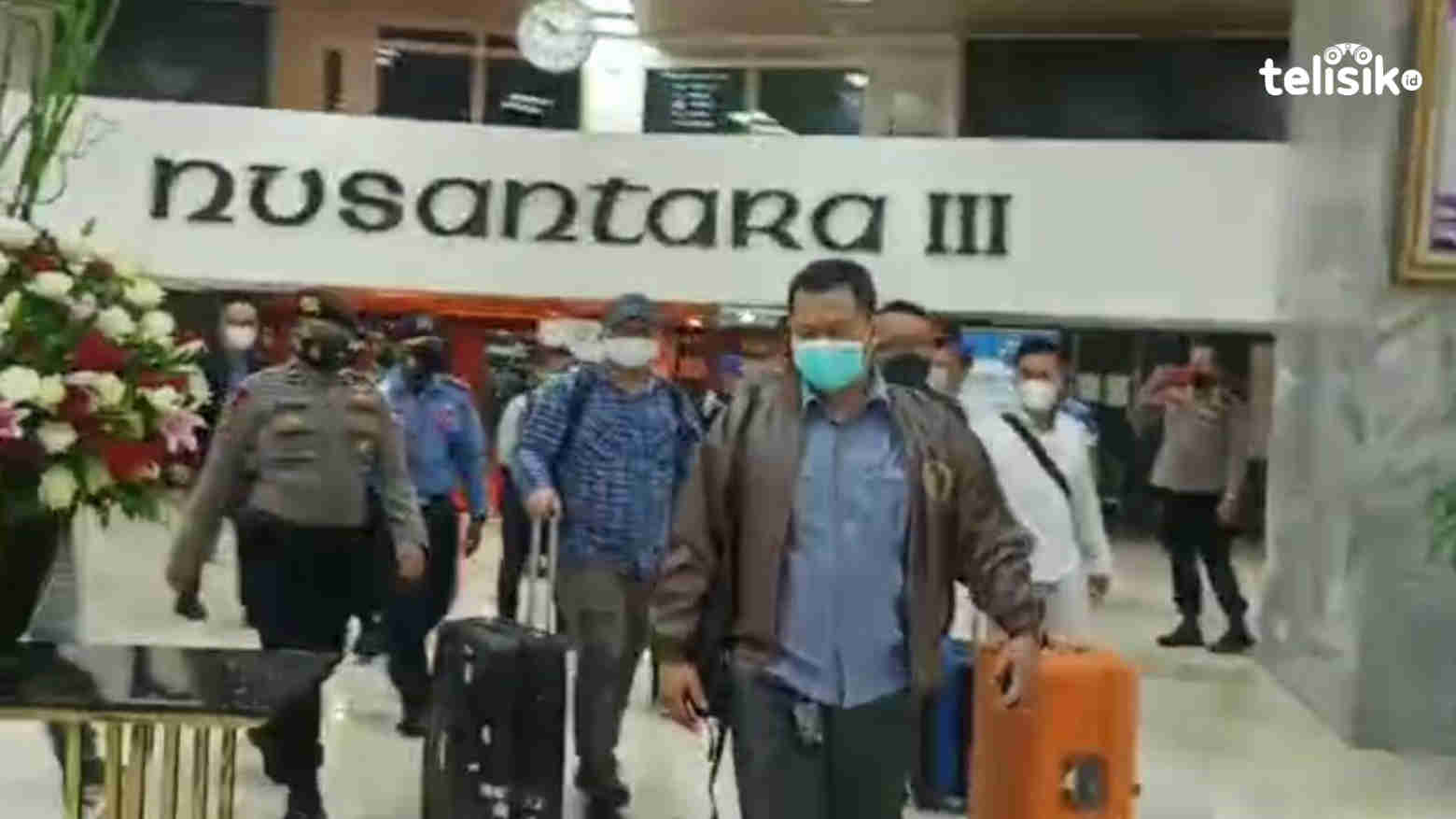 Penyidik KPK Bawa Koper Orange Usai Geledah Ruang Kerja Azis Syamsuddin