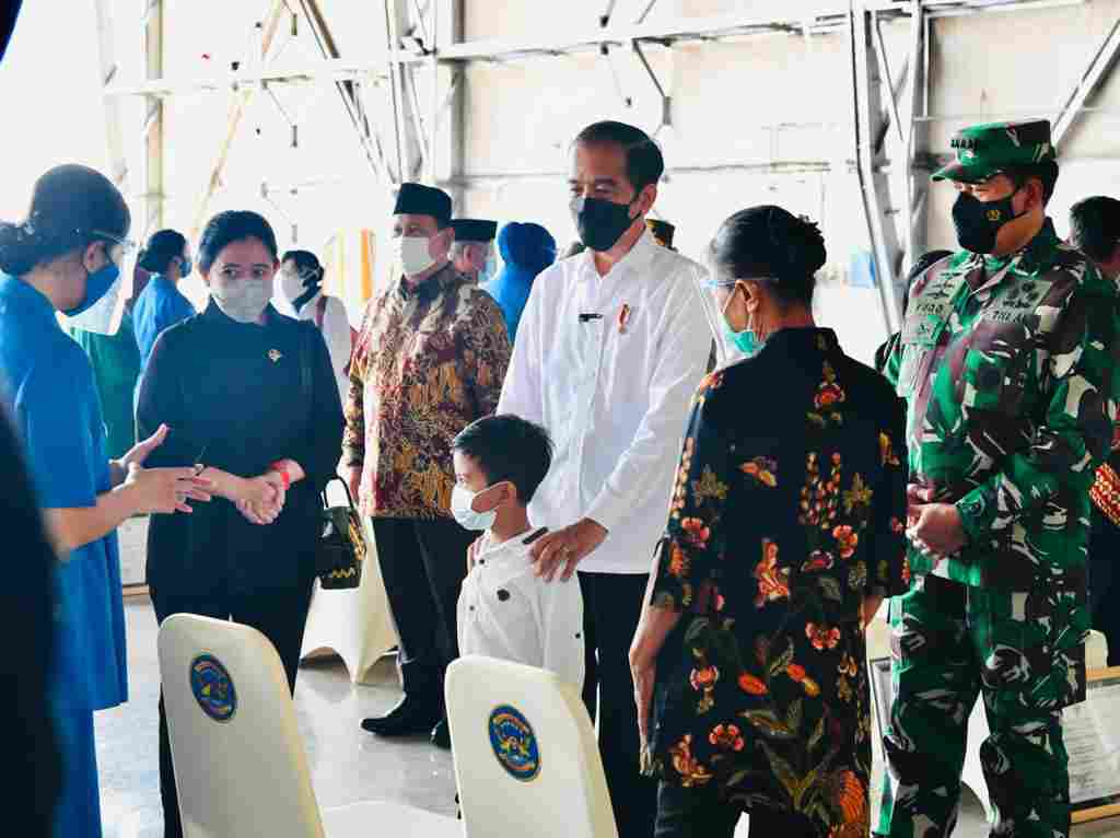 Temui Keluarga Awak KRI Nanggala 402, Jokowi Janji Bangunkan Rumah