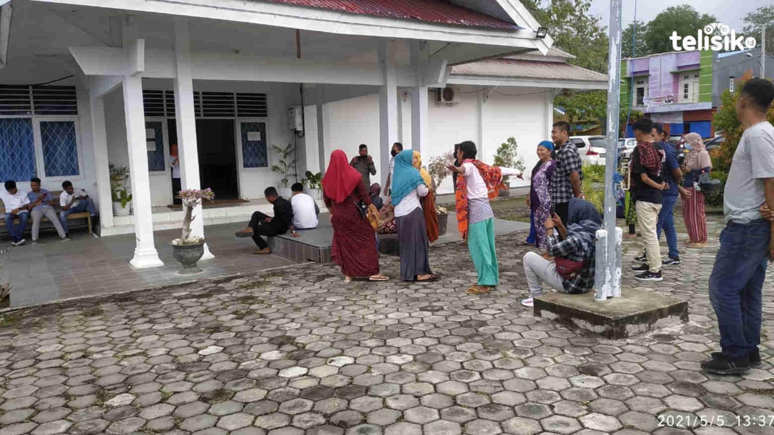 Dagangan Merugi, Puluhan Emak-emak PKL Duduki Kantor Bupati Busel